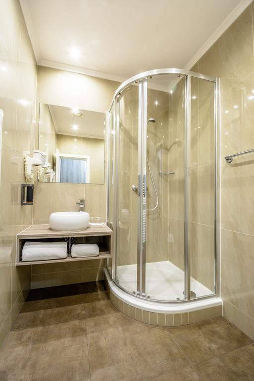 Alexander Hotel สชีโบร ภายนอก รูปภาพ